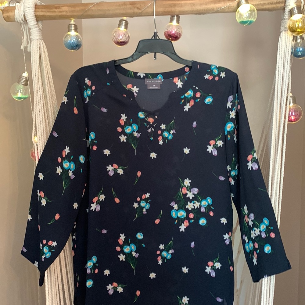 Van Heusen- Women’s Medium Blue floral print blouse